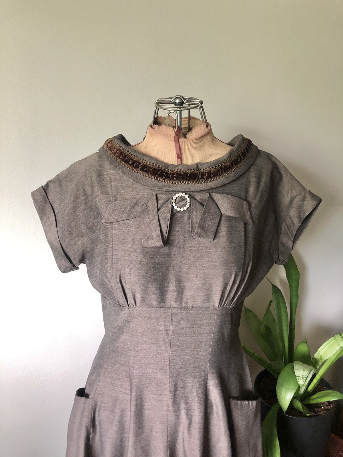 1940’s Soft Brown Dress With Bow & Clear Rhinestone Brooch Detail