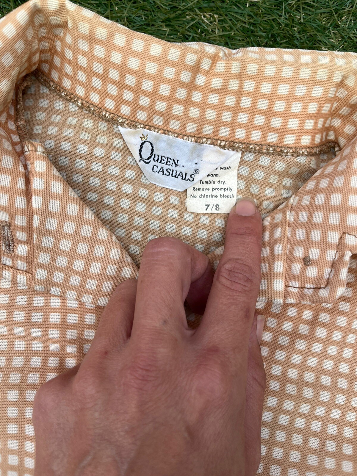 QUEEN CASUALS – VINTAGE 1970s 70s GREEN LONG SLEEVE STRETCH KNIT BUTTON-UP –