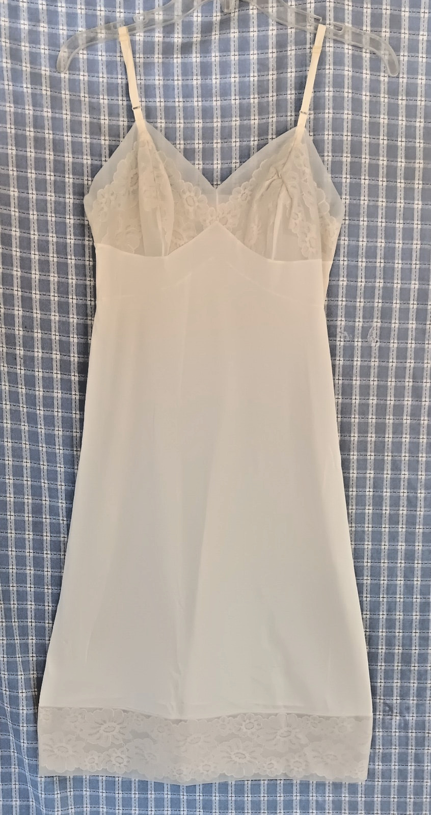 Vintage Vanity Fair Dupont Nylon Slip. Off white. Bust ca 32