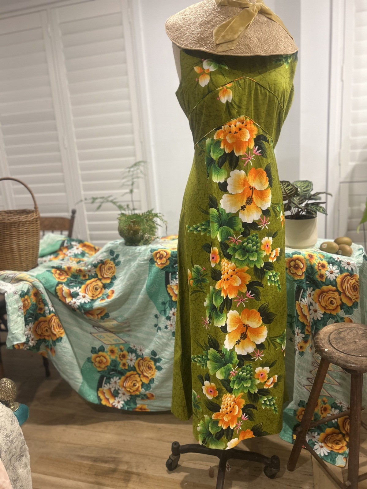 Vintage 1960/ 70s genuine Hawaiin Exotic Tropical Print Sleeveless long DressM