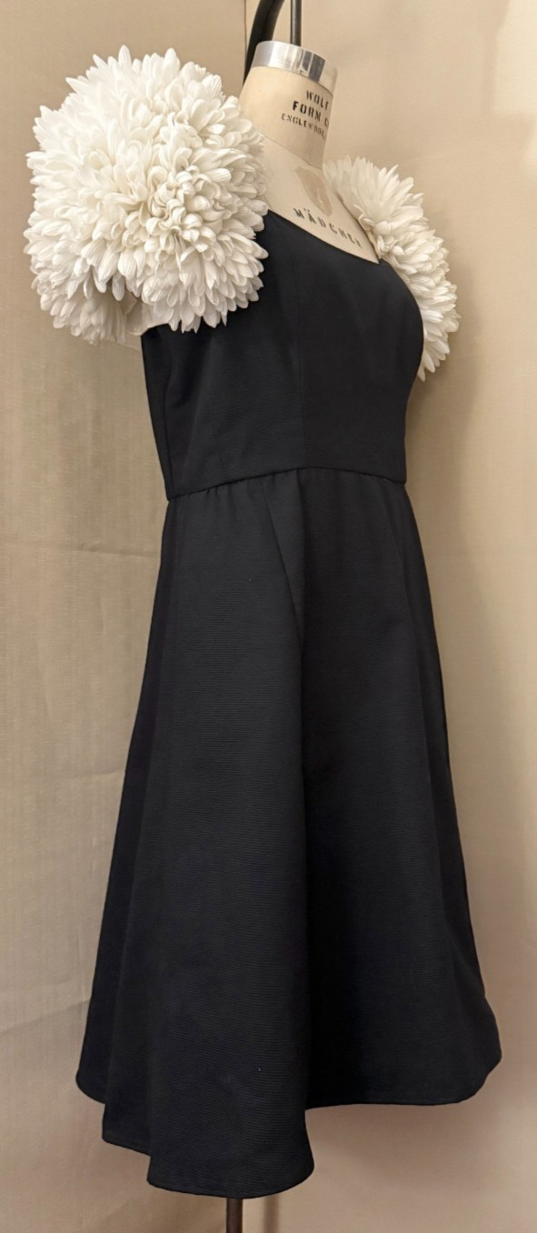 Vtg 1980s DRESS, HUGE 3 DIMENSIONAL FLORAL CAP SLEEVES (MUMS) Black & White
