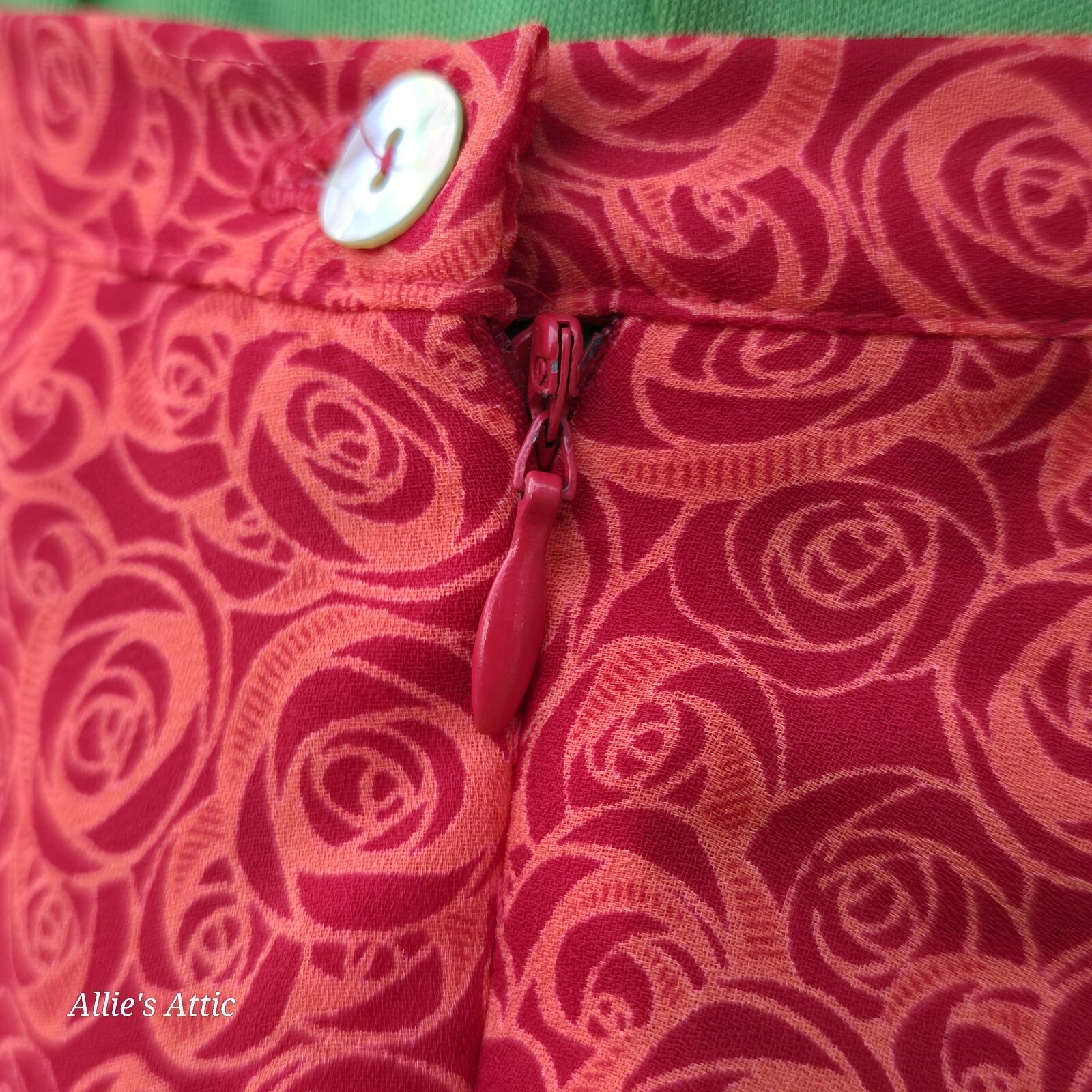 Vintage 90s Tailor B Moss Red Pink Rose Patterned Thin Floral Mini Zip Skirt 4