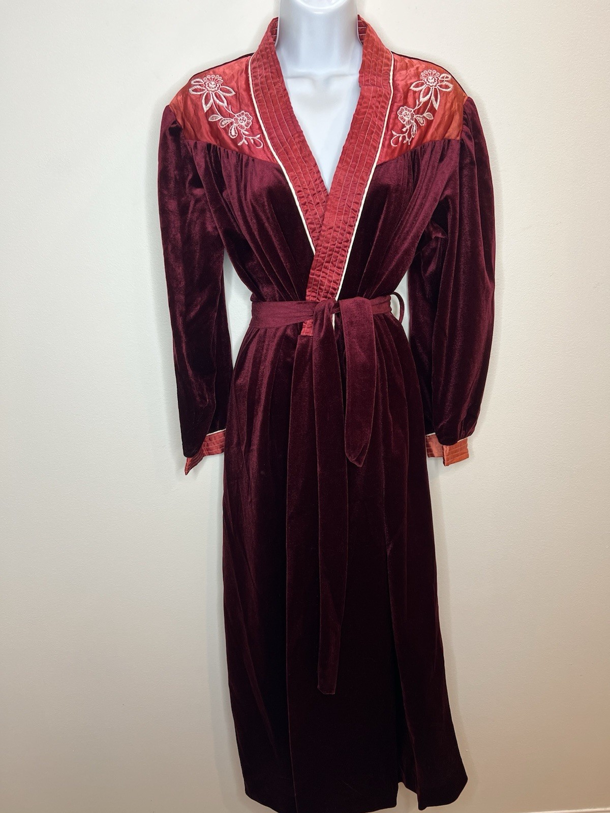 Vintage Anne Leslie Robe Small Burgundy Velvet Satin Embroidered Excellent USA