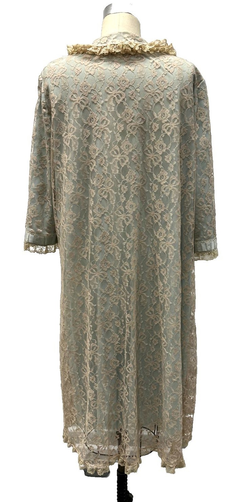 Vintage Odette Barsa 1960’s light Blue baby doll robe with Ivory lace overlay