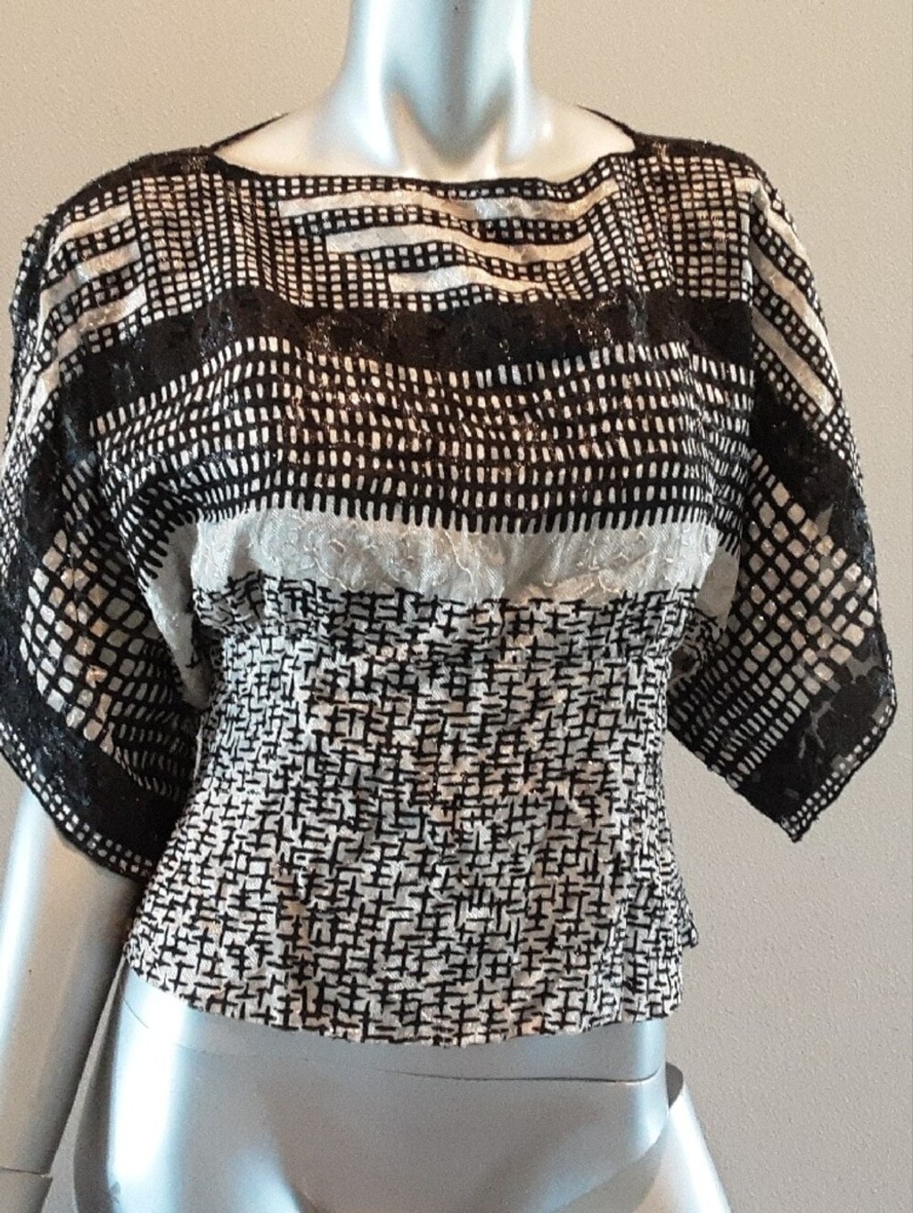 ANNA SUI-VTG Kimono Sleeve Geometric Pattern Cropped Fitted Blouse-Sz 4