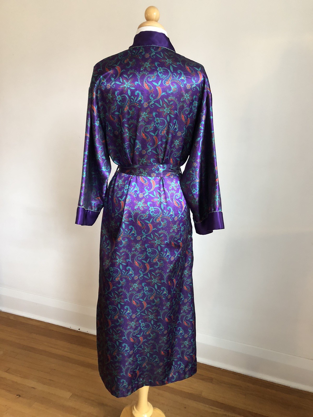 STUNNING VTG MS. B Purple Paisley Satin Cuddleskin Robe Dressing Gown SZ M