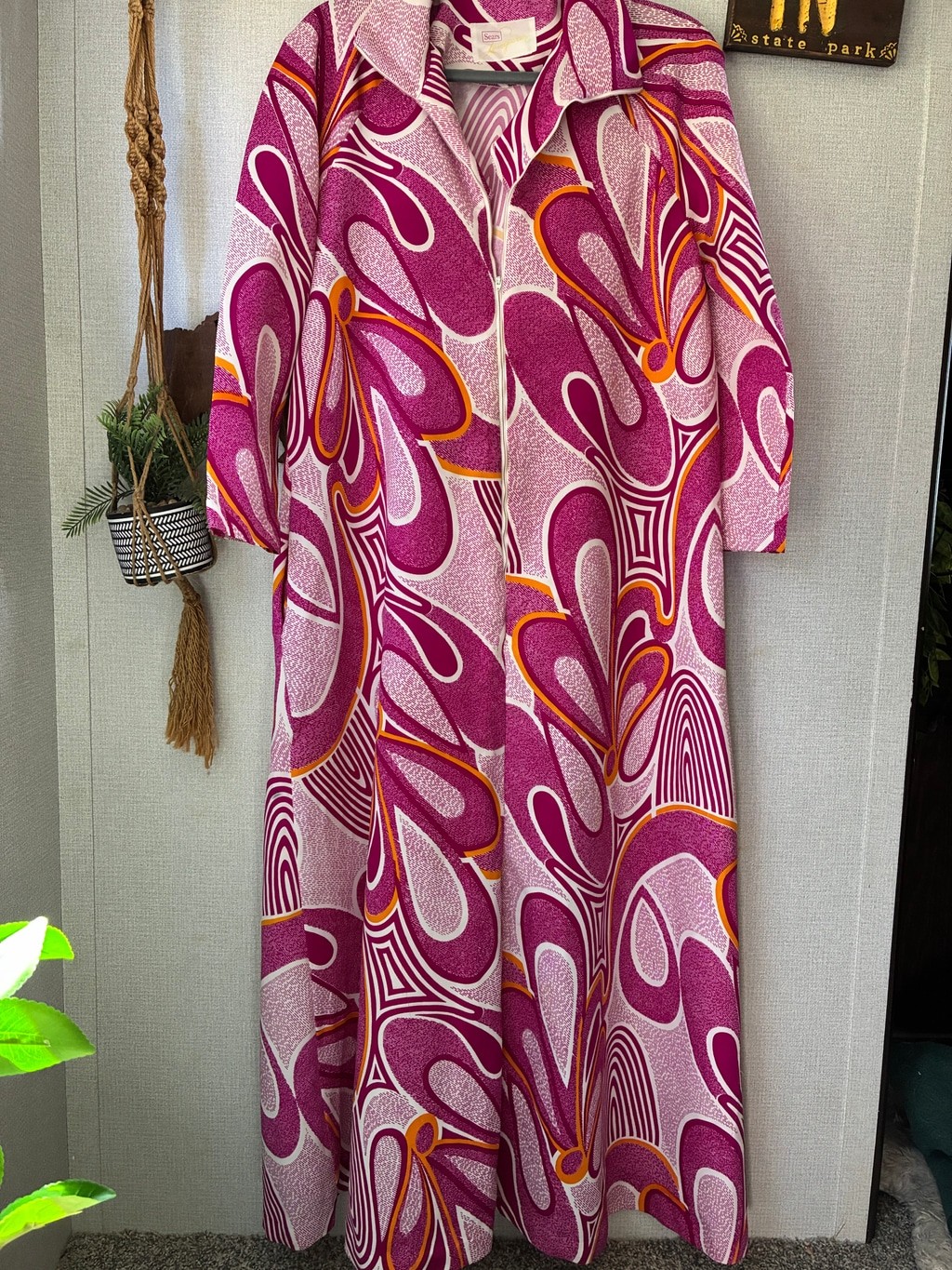 Women’s Vintage 1969 Sears Loungeweare house coat, Pink & Purple Abstract Print