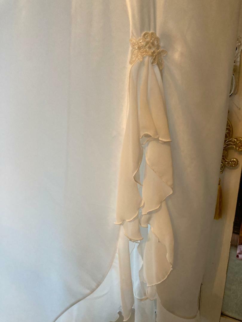 VINTAGE~ WHITE „LINEA DONATELLA” PEIGNOIR GOWN SIZE MEDIUM BLING & CHIFFON