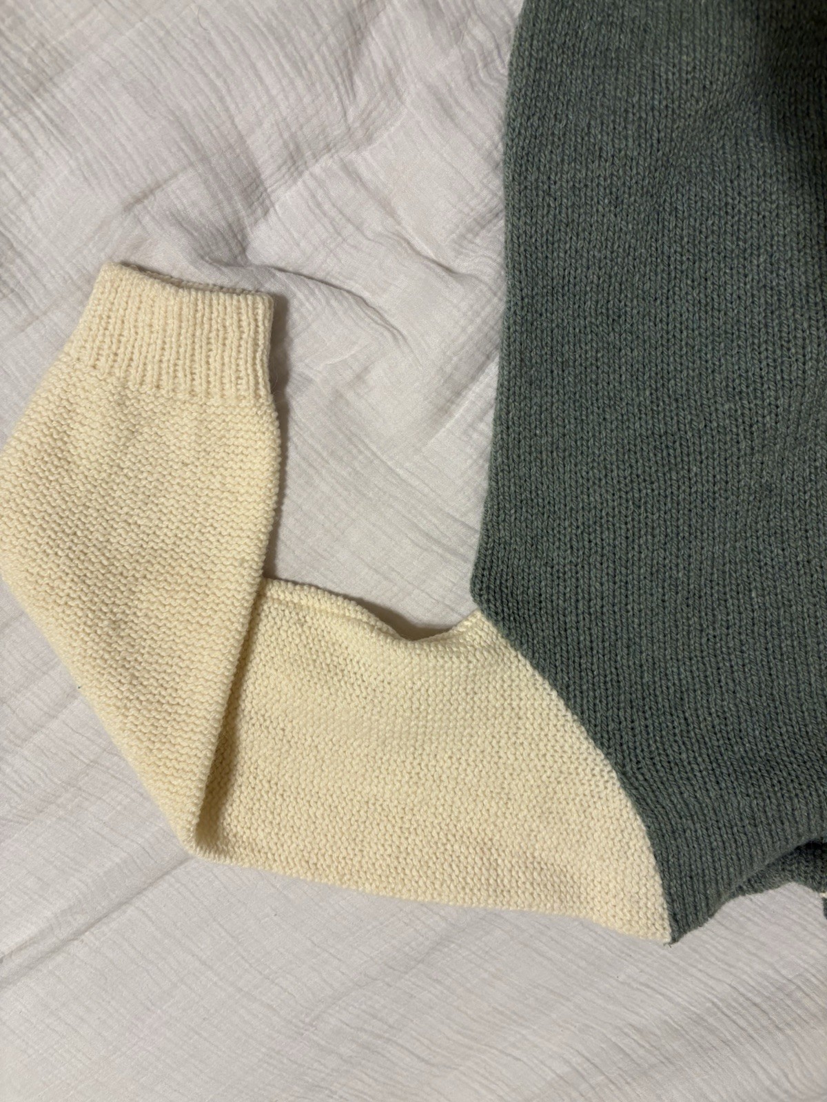 Vintage, 100% Imported Shetland Wool, WPL 5630 Women’s Sweater – Cream And Green