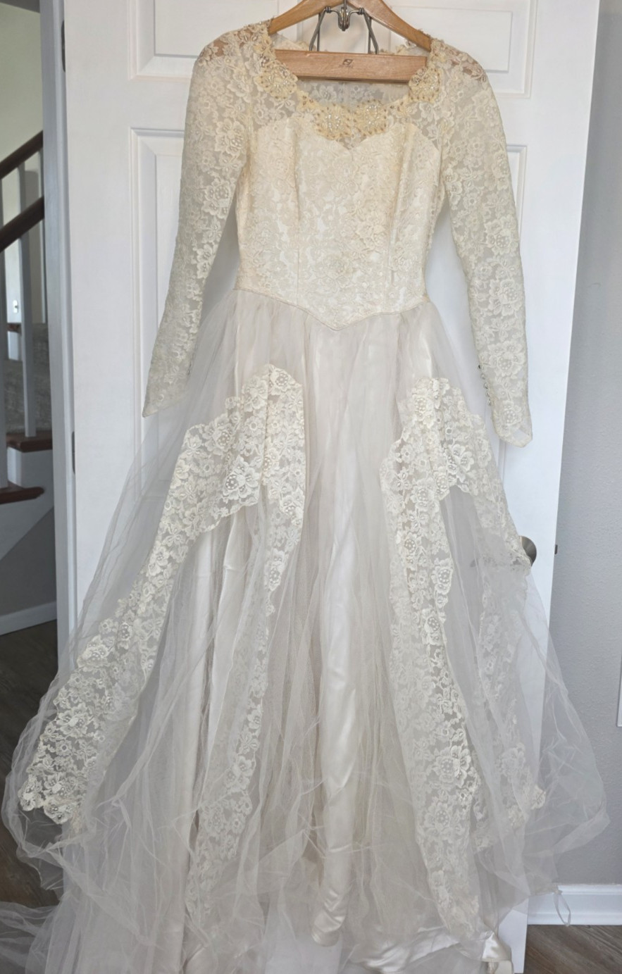 Vintage 1950s Floral Lace & Tulle Wedding Dress with train Long Sleeve Cathedral