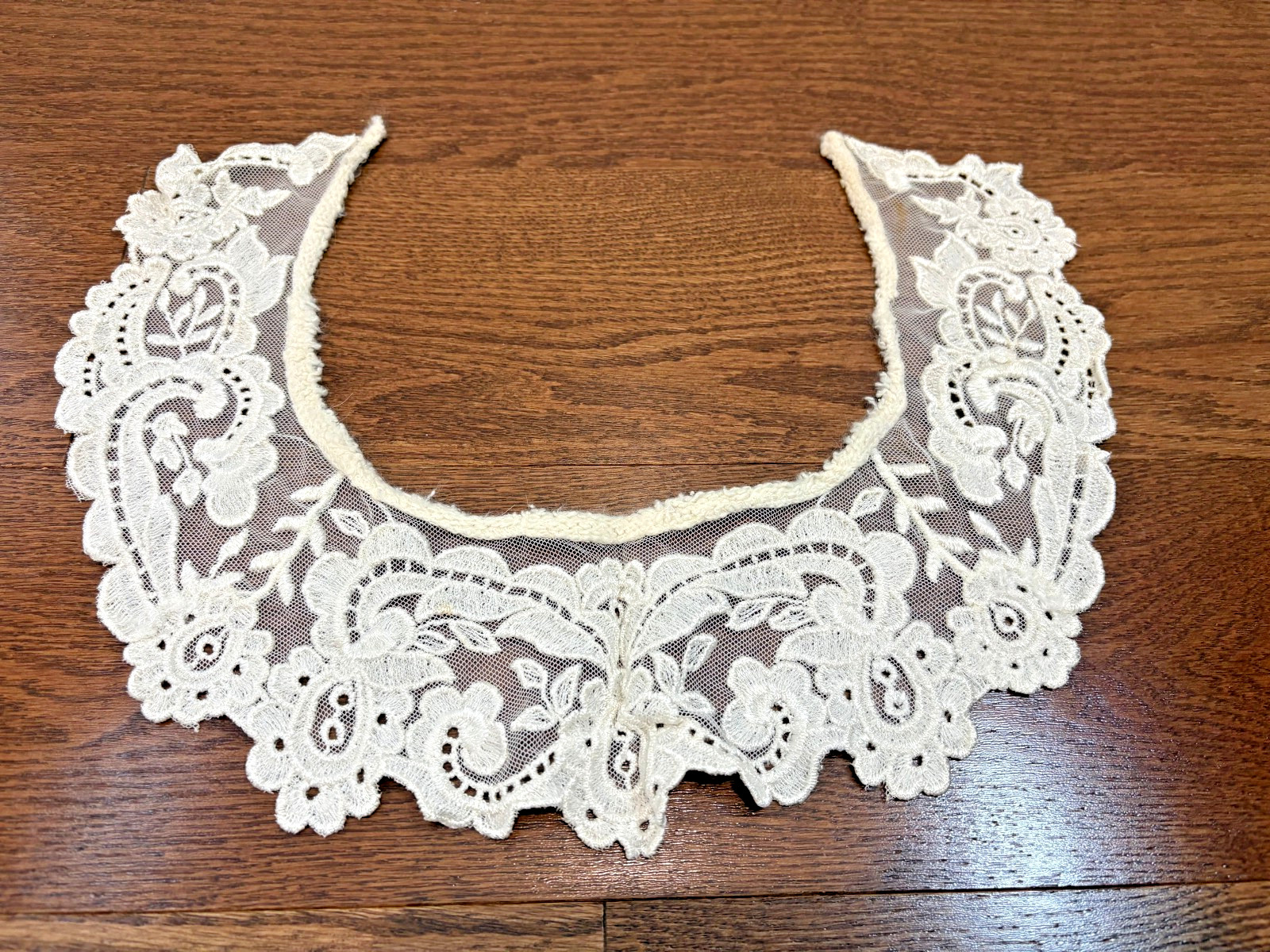 Antique 19th century Handmade Brussels Duchesse Lace Tiara Style Collar Unused
