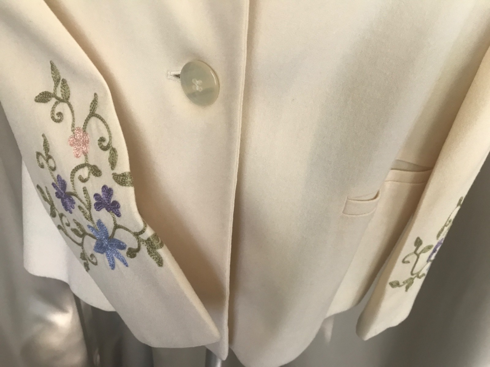 Vintage70′ light cream wool Union Made jacket finished with colorful embroidery