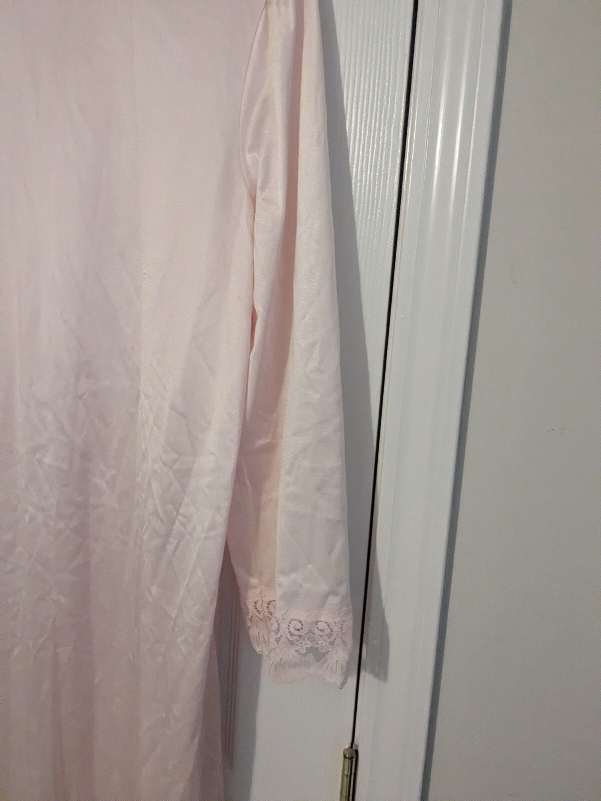 Vintage Vanity Fair Medium Pale Pink Housecoat W/Lace Pockets Covered Buttons