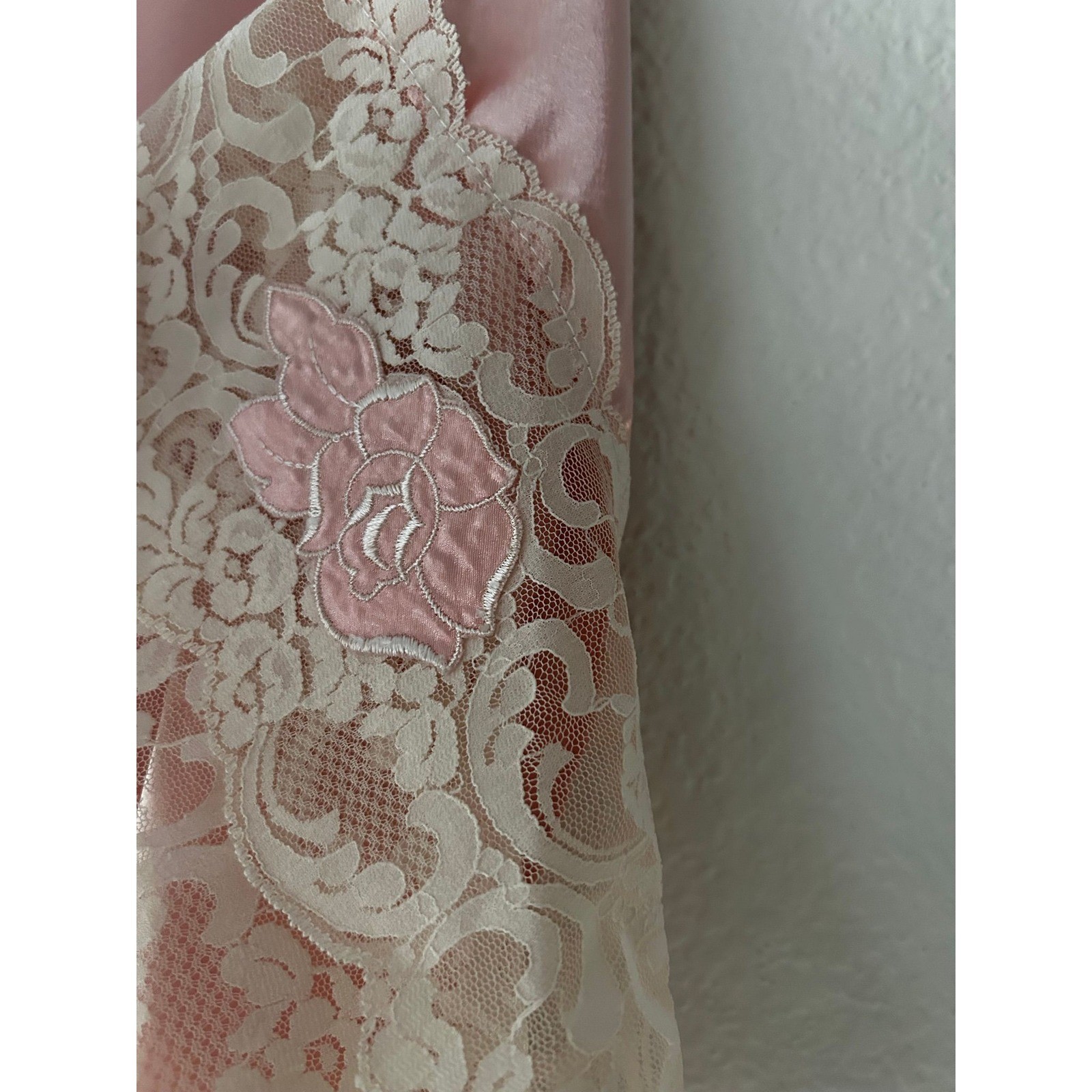 Wendy Ann Vintage Pink Satin Robe Lace Trim Floral Embroidery Medium