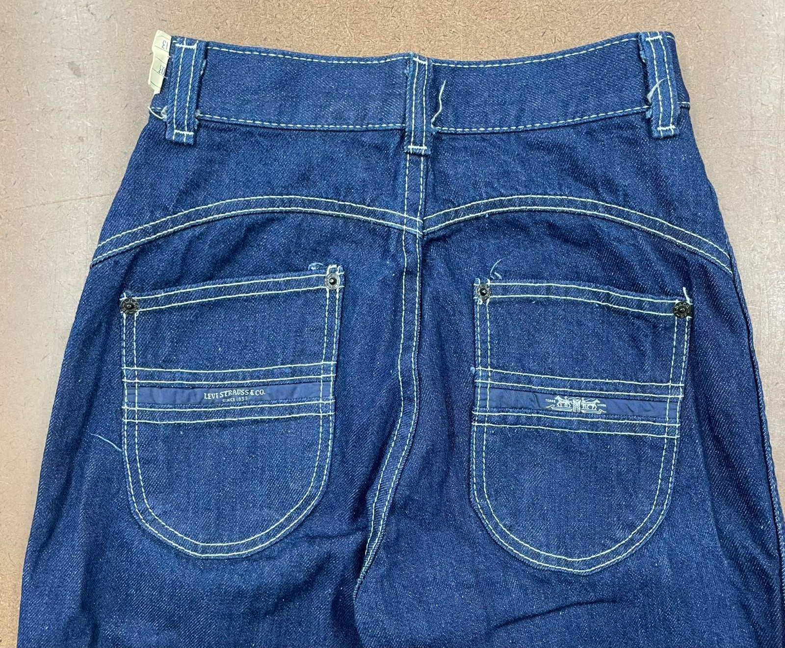 Vintage 1970s Dark Wash Bell Bottom Jeans – Contrast White Stitching