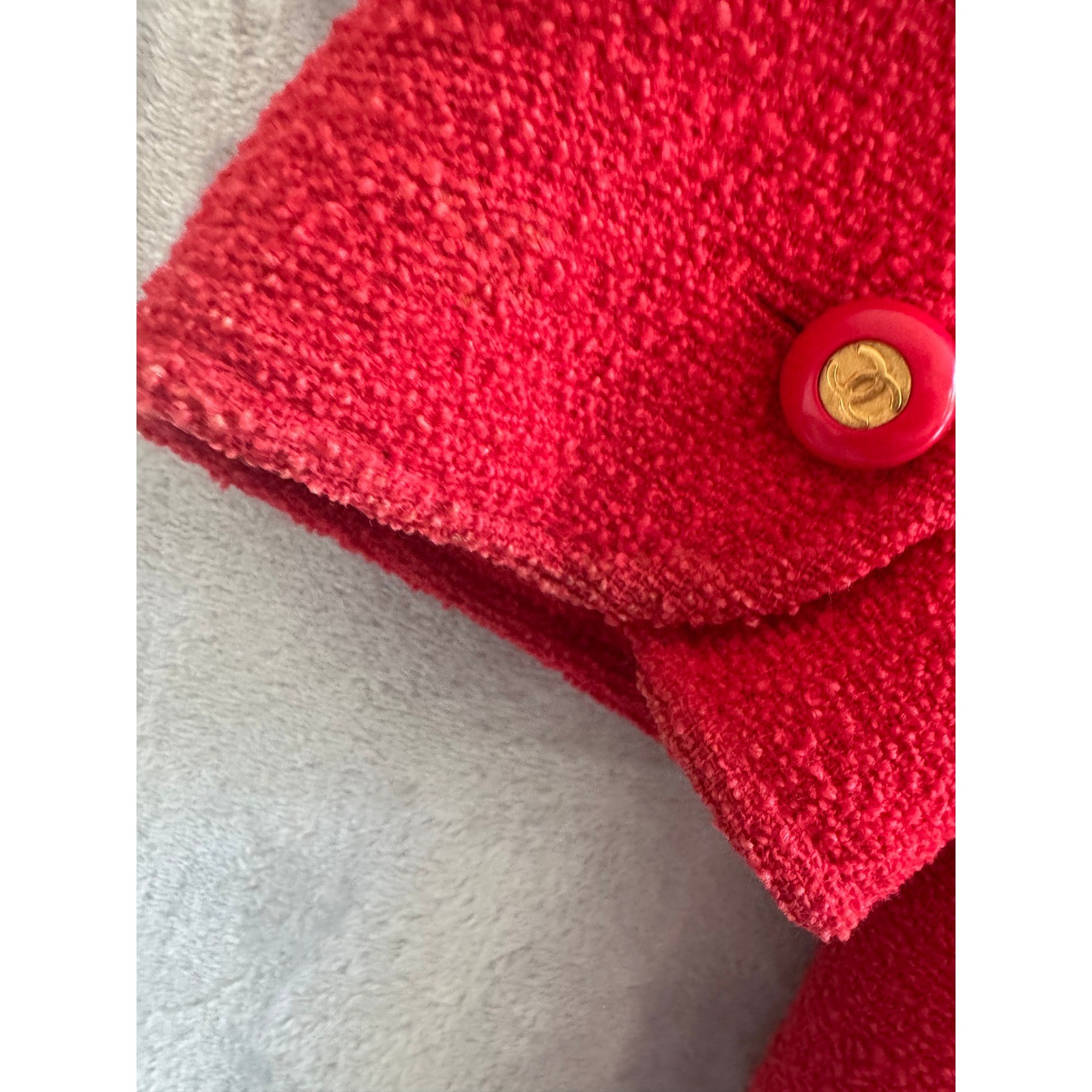 Chanel Boutique Vintage Red Wool Boucle Tweed Skirt Suit CC est size FR 42 US 10