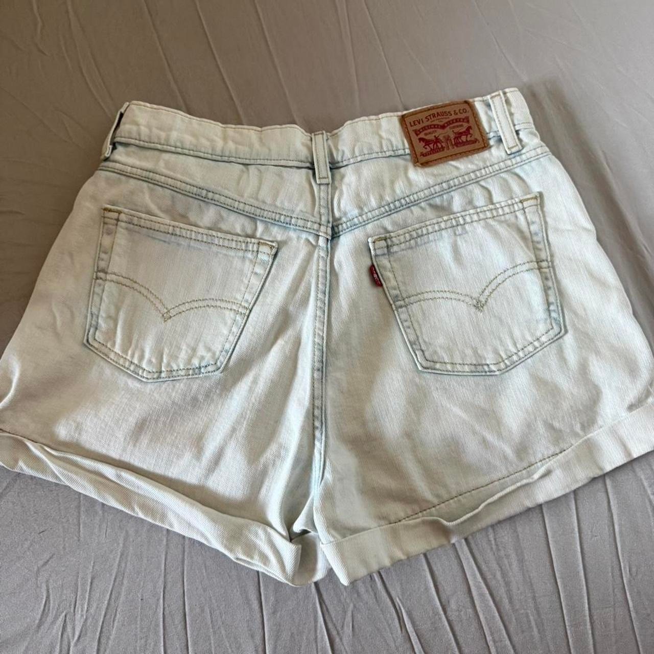Levi’s light wash high waist denim shorts ladies size 28