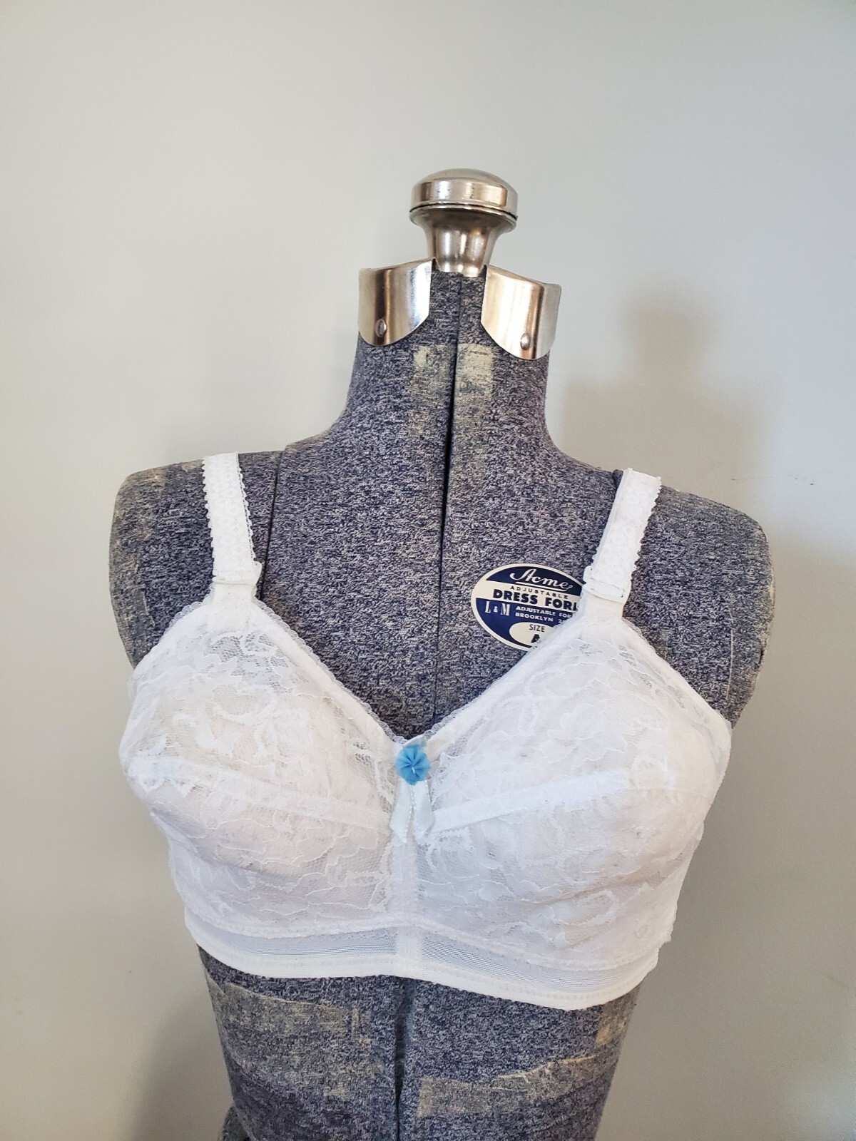 Vintage 1960s Pennyrich lace bullet bra SIZE 30D NEW nursing too (store locp2)