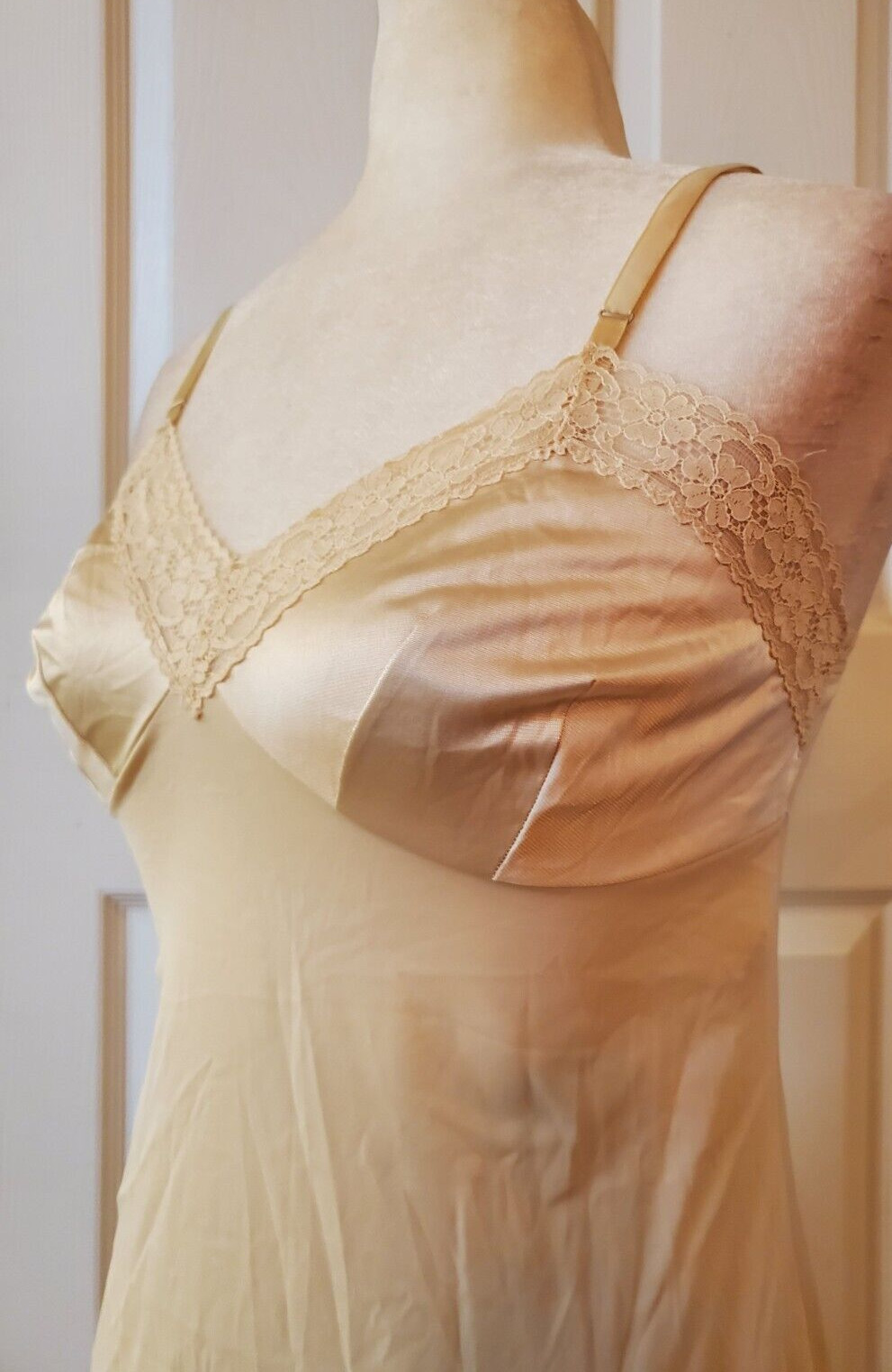 VTG Vanity Fair Womens Beige Nylon Antron III Full Slip Adjustable straps Sz 32L
