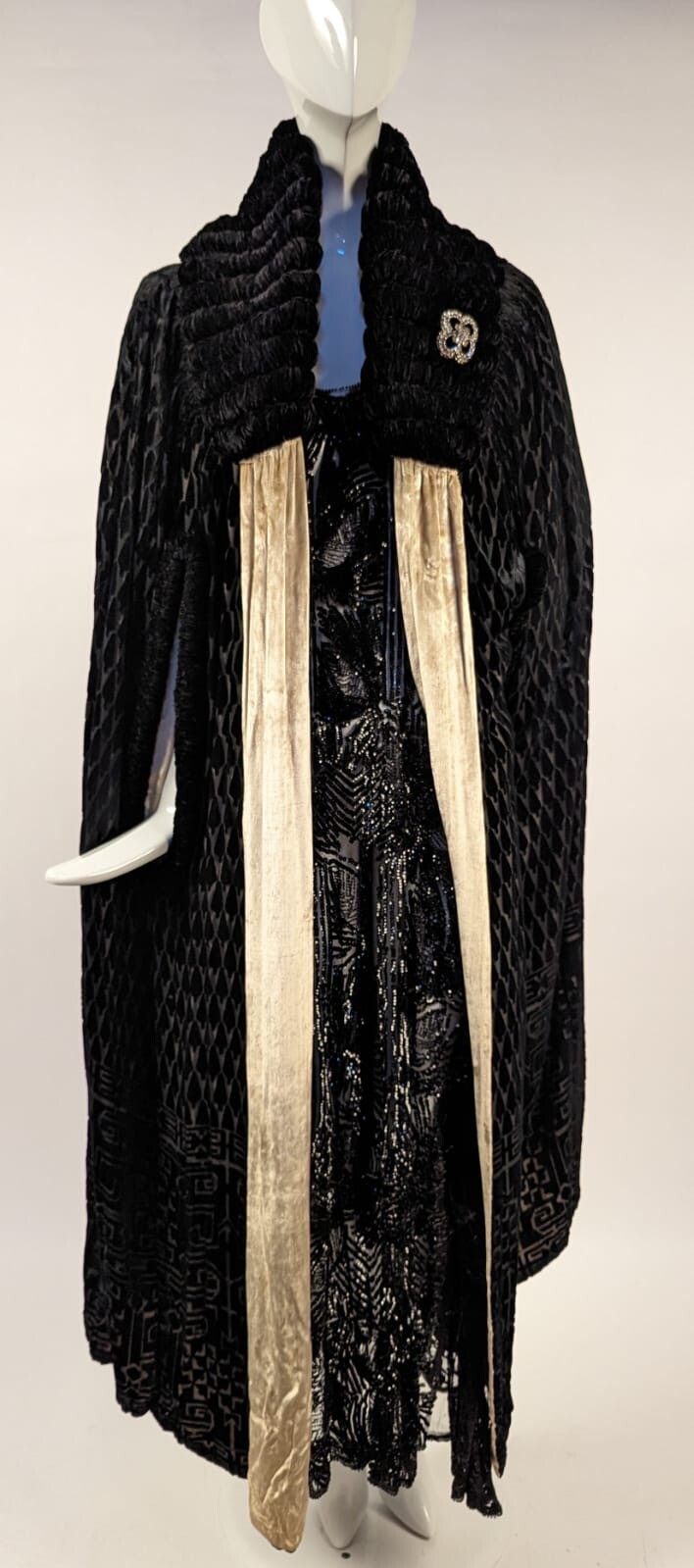 ART DECO 1920’S HAUTE COUTURE WORTH GEOMETRIC SILK VELVET CAPE W RUCHED COLLAR