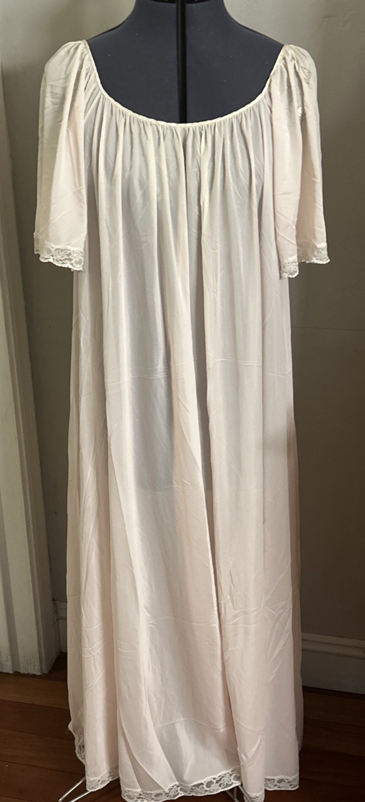 Claire Sandra by Lucie Ann Vintage Rose Night Gown Size Small Nylon