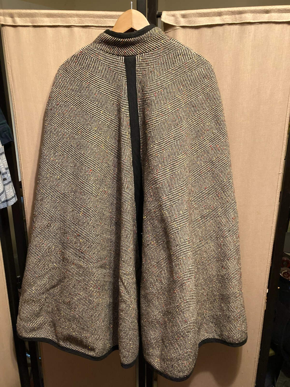 VTG Queen of the Capes Country Place 100% wool tweed herringbone lined caped