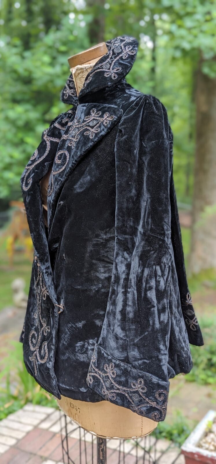 VICTORIAN 19TH C BLACK PLUSH VELVET JACKET W SOUTACHE & JET BEAD DETAIL