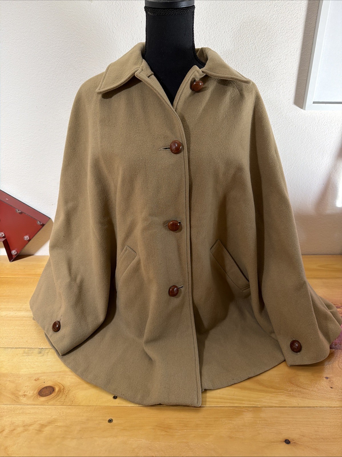 Vintage C.C. Filson Co Eddie Bauer Women’s Cape Size M 100% Virgin Wool Tan USA