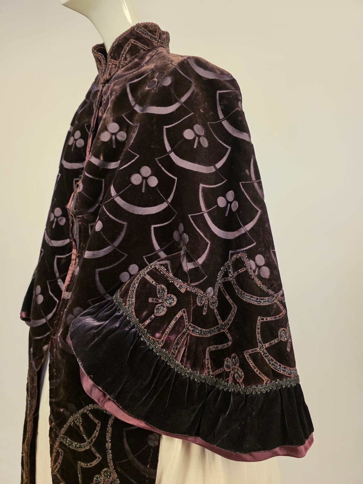 VICTORIAN FRENCH COUTURE EMILE PINGAT DEEP GRAPE DOLMAN CAPE W JET BEADING