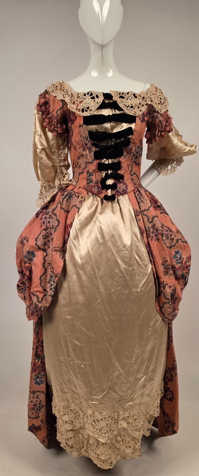 ROMANTIC EDWARDIAN POLONAISE DRESS W LACE + BOW TRIMMED FRONT IN 18TH C STYLING