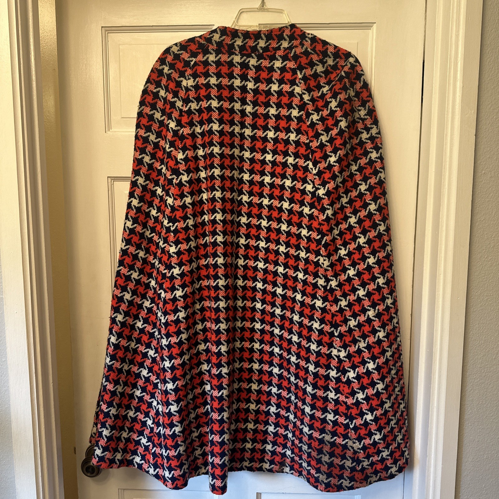 Vintage Queen Of The Capes Plaid Wool Country Place Cape Houndstooth Woven