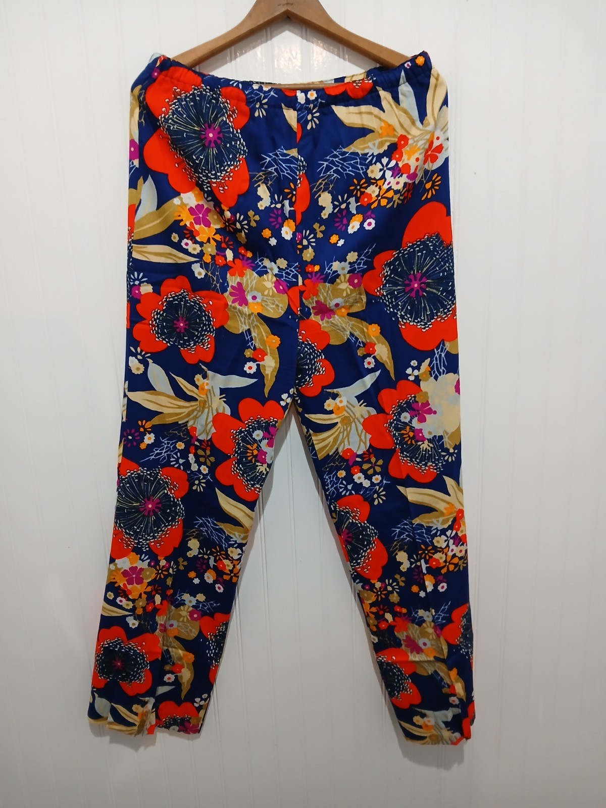 True Vintage 1970’s Ladies 2pc Matching Top Pants Retro Mod Hippie Bright