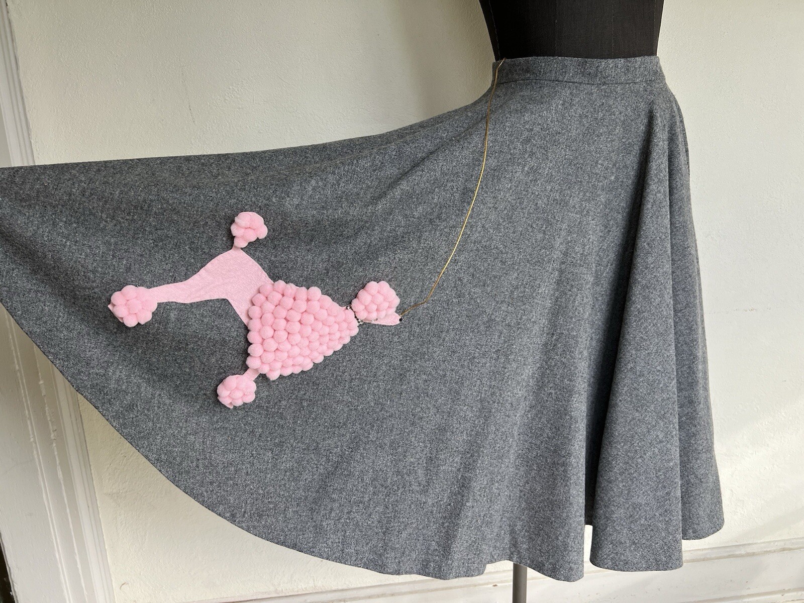 VTG 1950’s Felt Gray Pink Jewel Popcorn Poodle Dog Crinoline 360 Skirt EXCELLENT