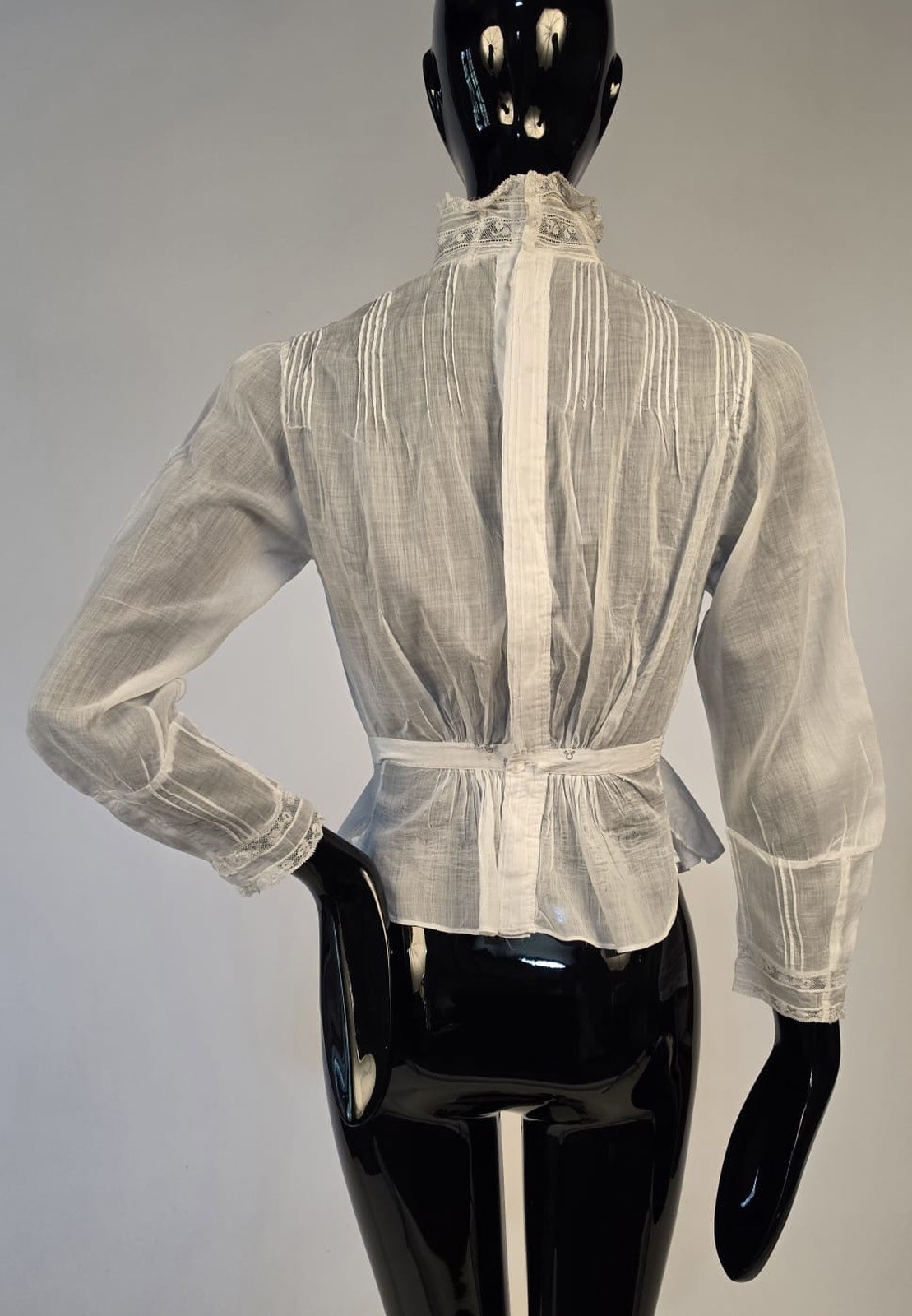 EDWARDIAN WHITE HIGH COLLAR BLOUSE W EMBROIDERED HEART + LEAF PATTERN FRONT