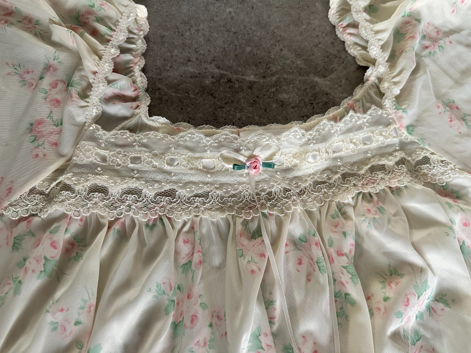 Vintage Sears Carriage Court floral and lace short sleeve night gown Size Large