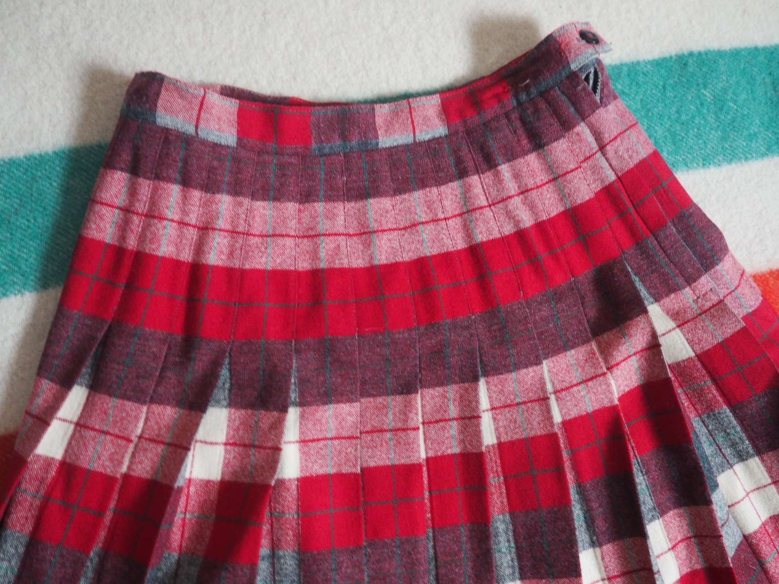 VTG 50s 60s Red Gray Cream Tartan Plaid Wool Boho 27W USA Skirt Womens