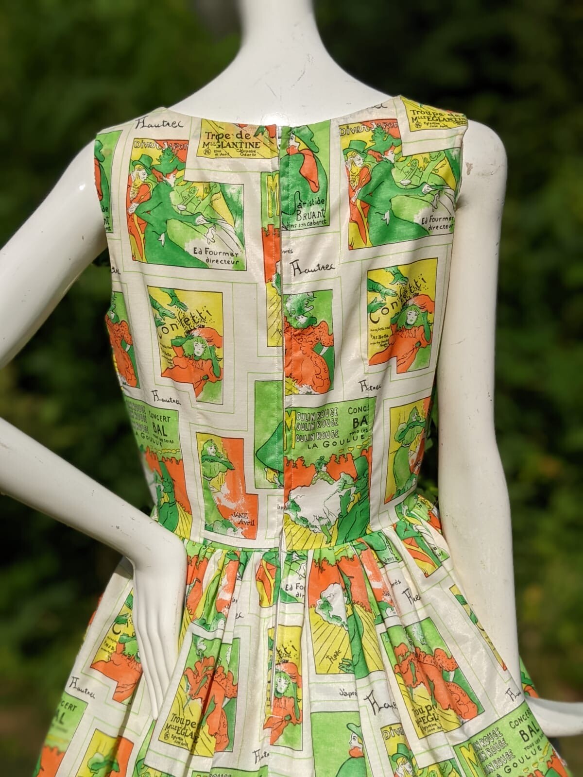 VINTAGE 1950’S COCKTAIL DRESS IN FRENCH MOULIN ROUGE POSTER PRINT 
