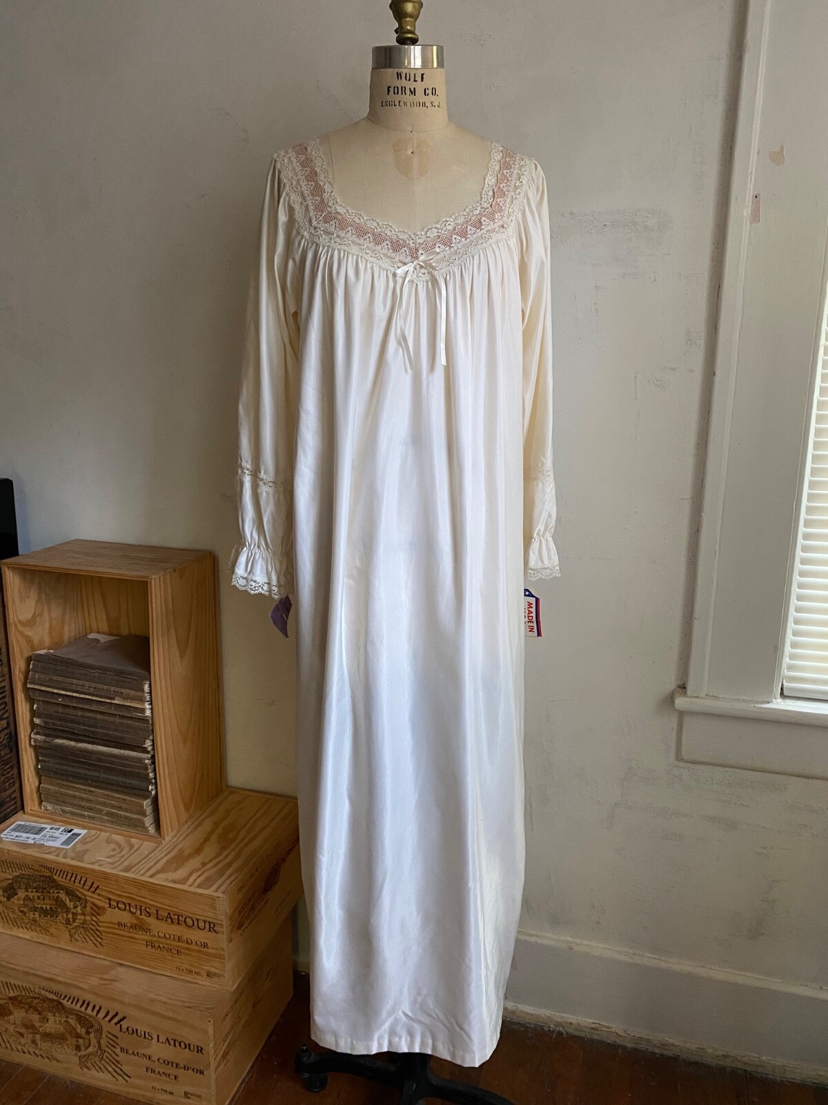 NWT ~ Vintage Juli of Slumbertog’s Satin Lace Long Sleeve Nightgown Large ~ USA