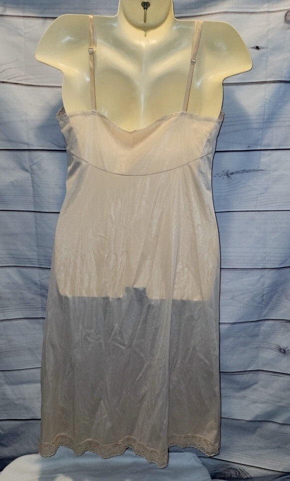 VTG 80’s Vanity Fair 36 Tin Full Slip Lace Bust Nylon Lace Trim 10-103 26″/42