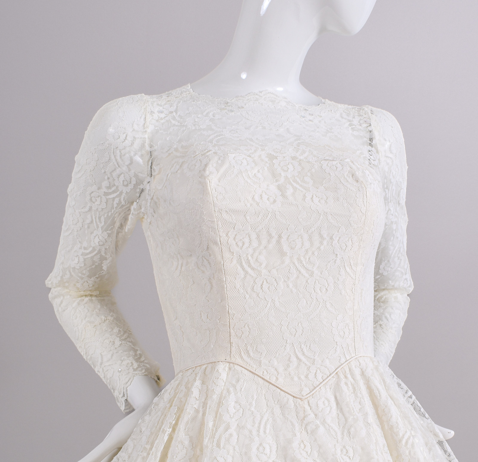 1950s Cupcake Tiered Venetian Lace Wedding Dress W/Rosettes & Trailing Train 2/4