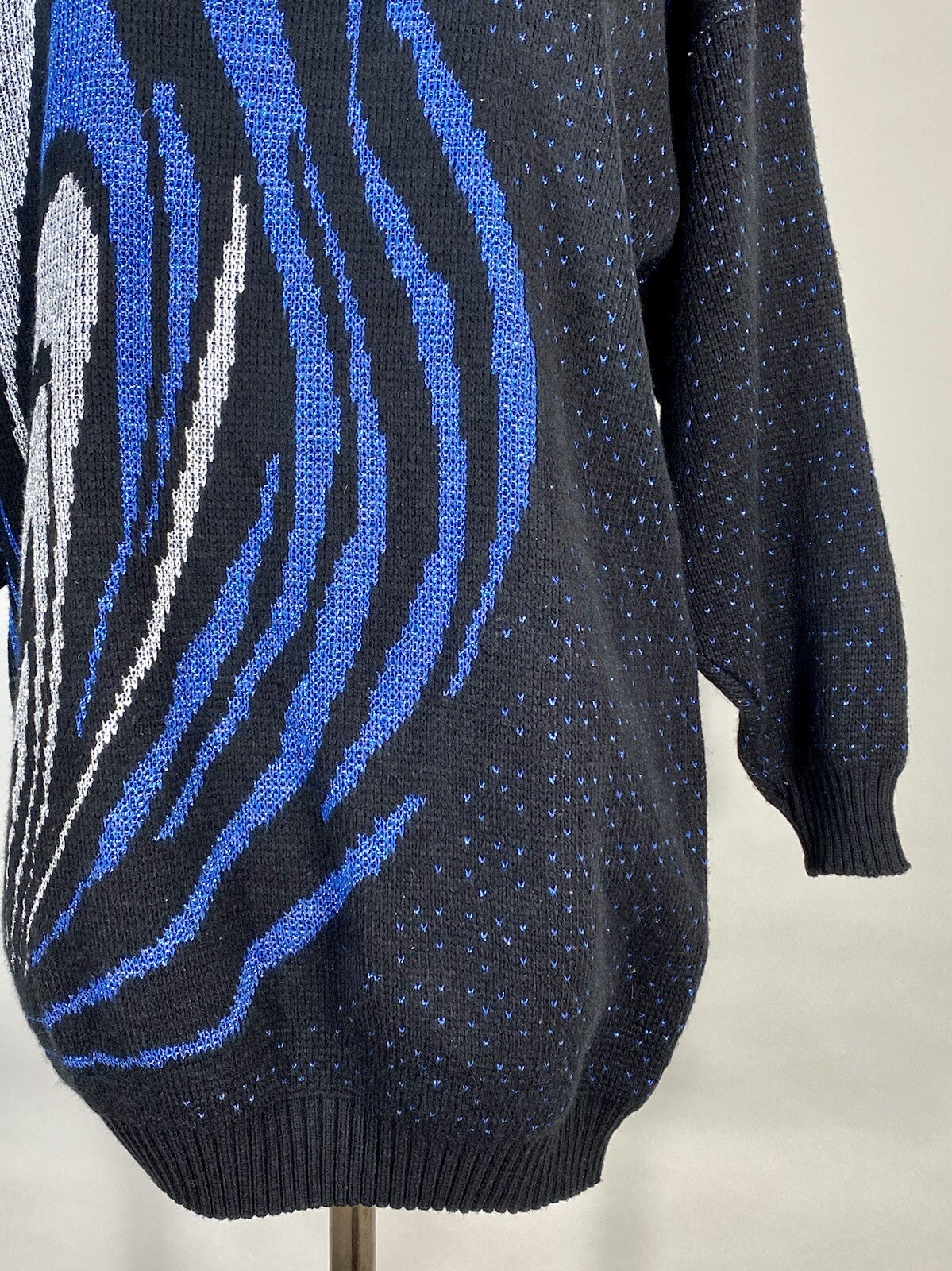 Vintage 1980’s to 1990’s subtle sparkle Blk, blue & silver metallic sweater L/XL