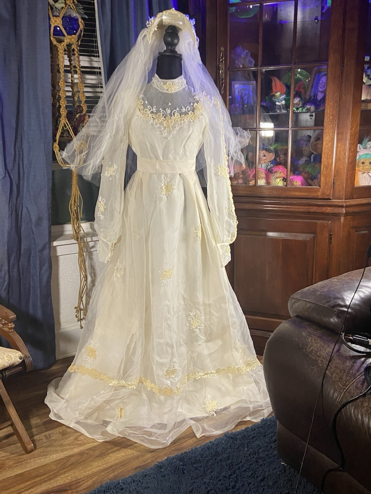 Vintage 1960s Bianchi Wedding Dress Lace Illusion Sleeves Button Back Veil (Sm)