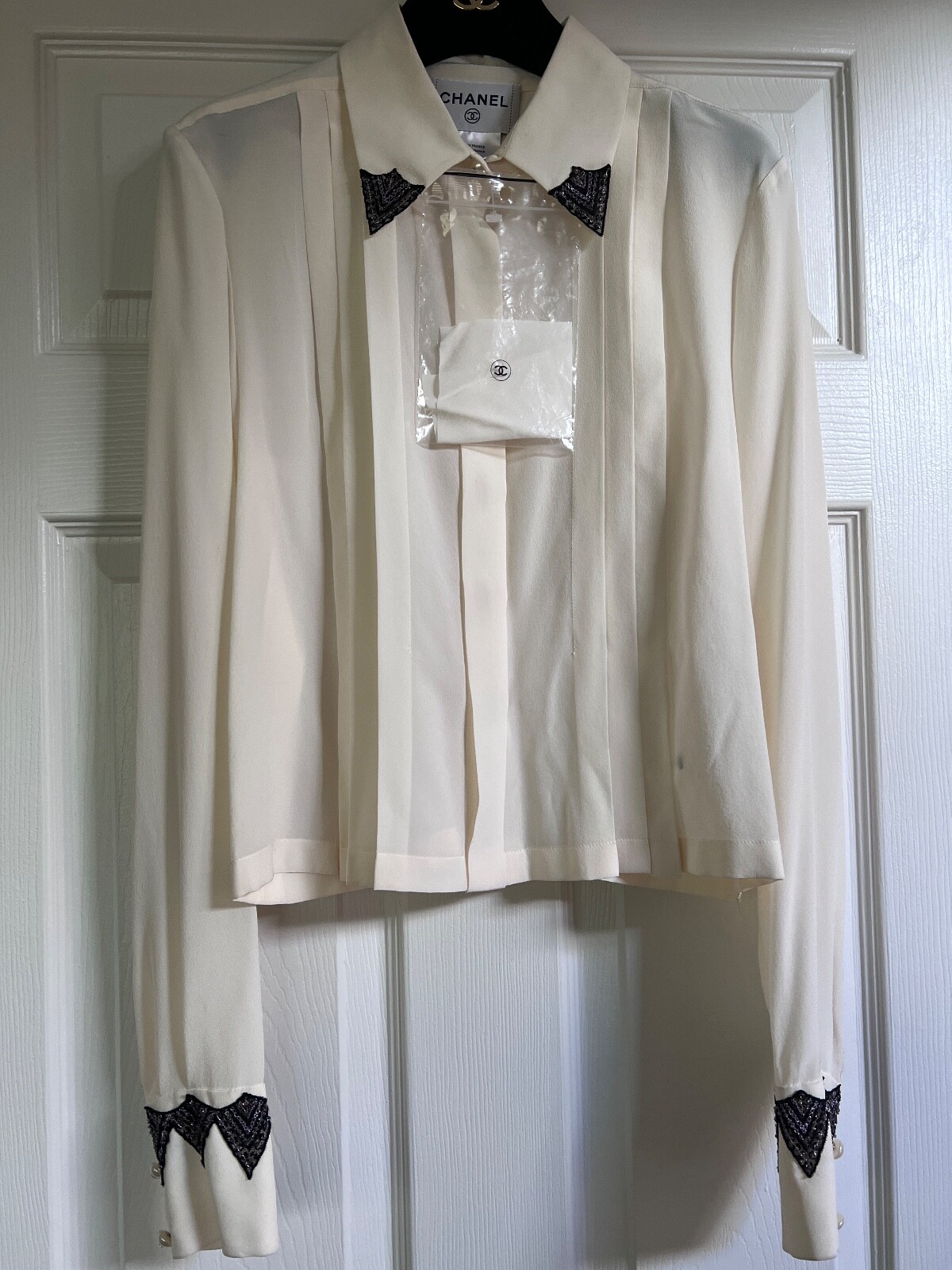 CHANEL 02P VINTAGE NEW CREME SILK BLOUSE BLACK BEADED TRIM PEARL BUTTONS FR38-40