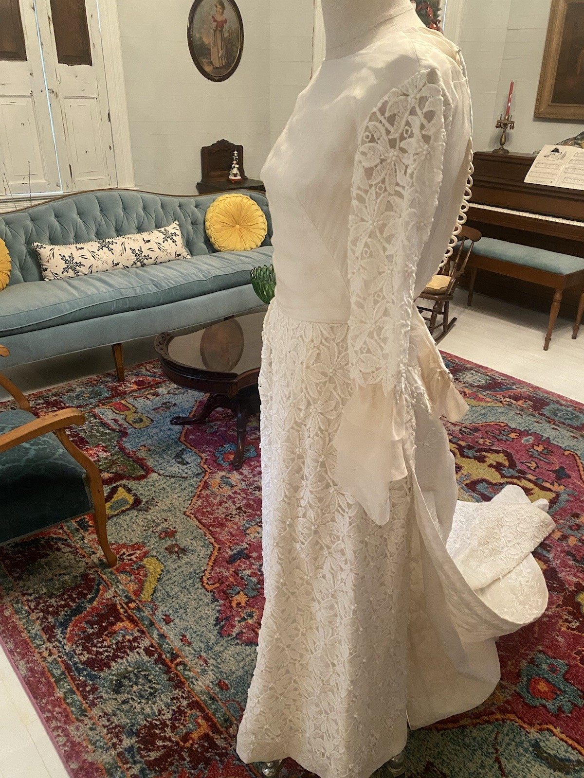 Vtg Soft White/Off White Embroid/Floral Handmade Wedding Dress W/Train-XS