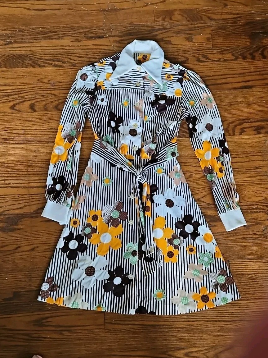 Vintage 70’s Groovy A-Line Belted Button Up Flower Dress 32 inch Bust