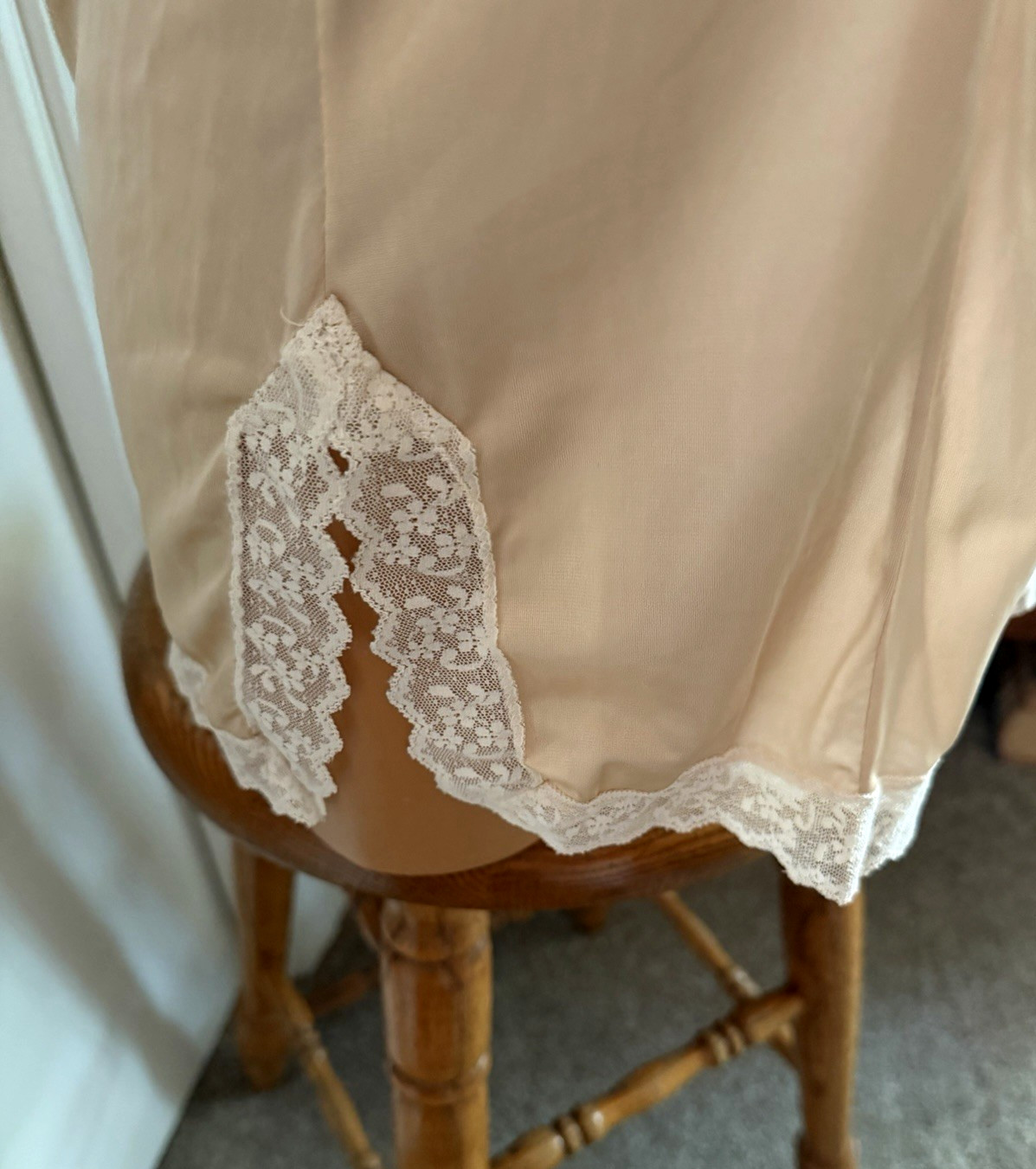 VTG 70’s HONEY BEIGE W/ LACE TRIM NYLON CAMISOLE SLIP USA SZ L