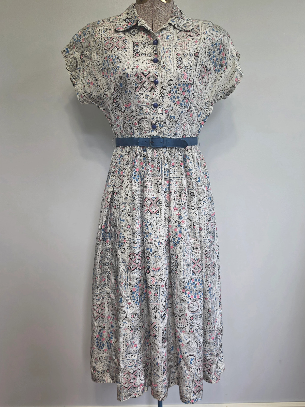Vintage 1940s 1950s White Blue Pink Abstract Novelty Print Dress Animals Birds