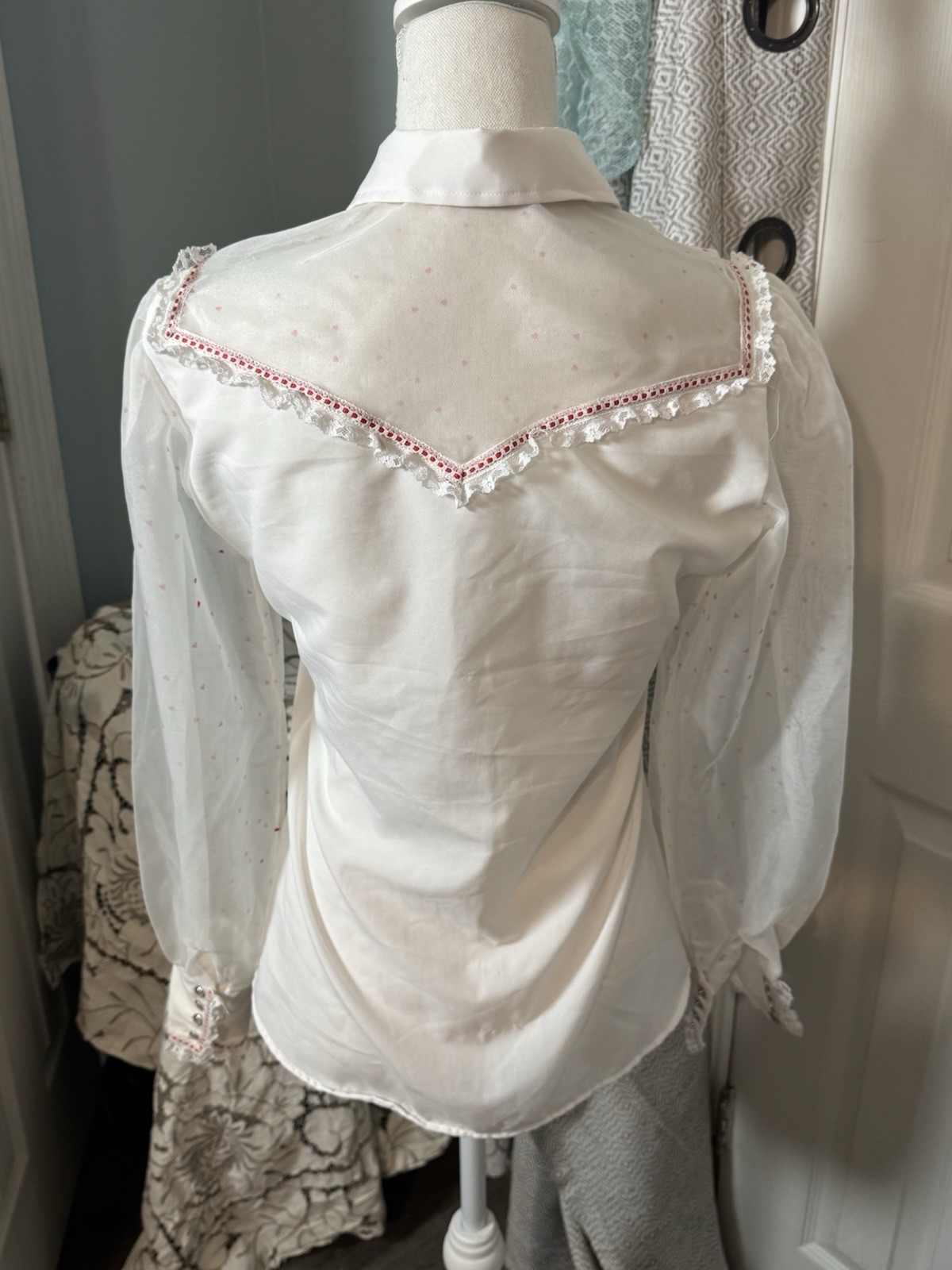 Karman Vintage White Long Sheer Sleeves Lace Pearl Snap Buttons Hearts 9/10