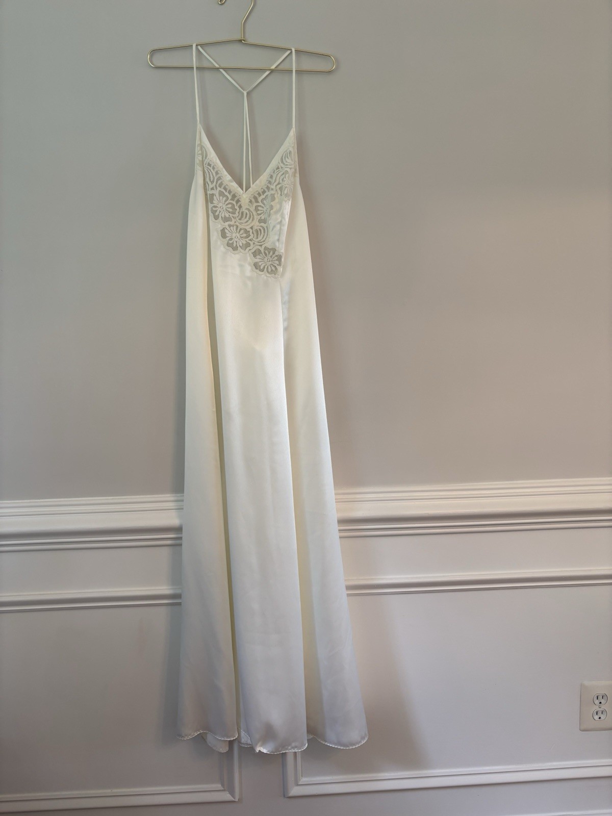 Vintage Women’s Vanity Fair Ivory Satin Lace Long Nightgown Cottage Core Bridal
