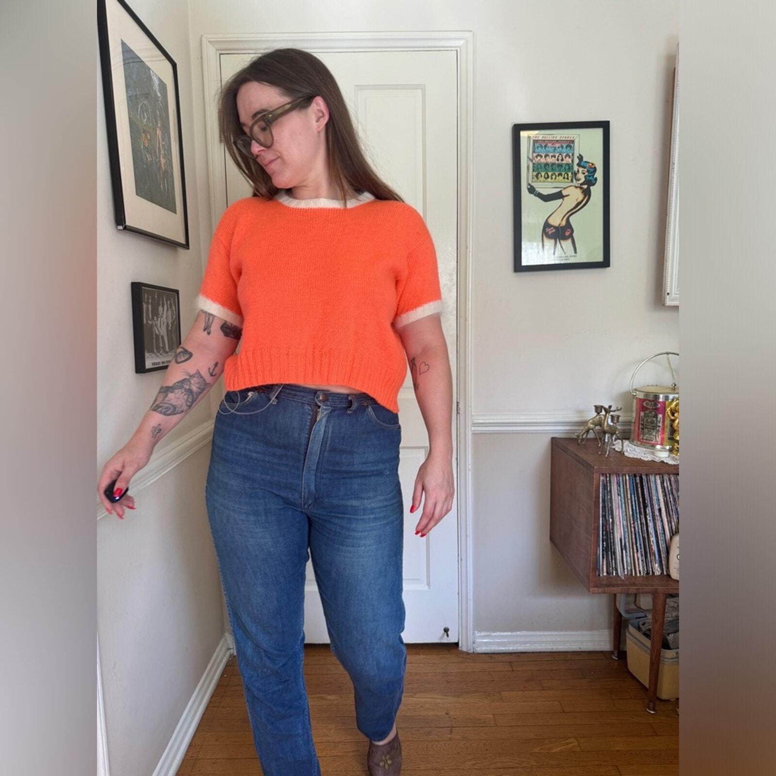 Vintage Coral Short Sleeved Sweater with White Collar and Ribbed Bottom